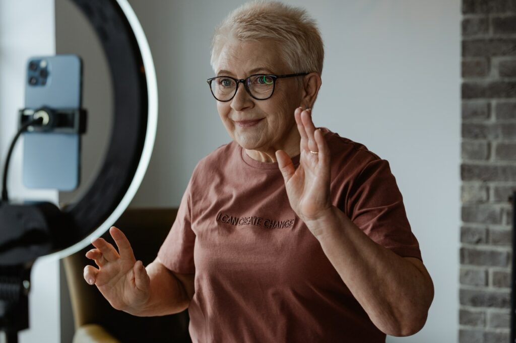 Mamie se mettant en scène devant un téléphone pour les réseaux sociaux