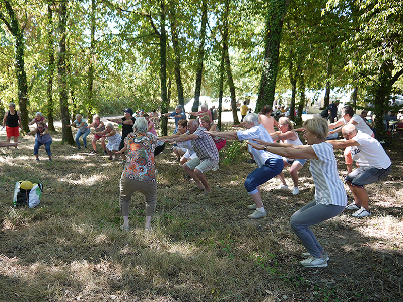 des adhérents Générations Mouvement dans une forêt