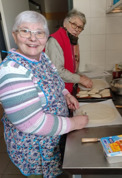 Mme Selin et Mme Bompani à l'atelier cuisine organisé par le secteur de Longy les Villages