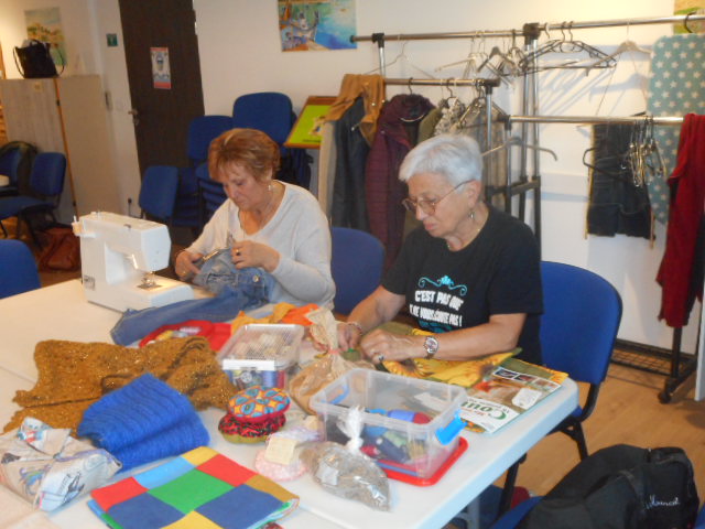 Adhérents des Chênes Verts Maurin en pleine activité couture