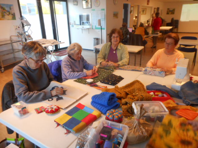 Adhérents des Chênes Verts Maurin en pleine activité couture