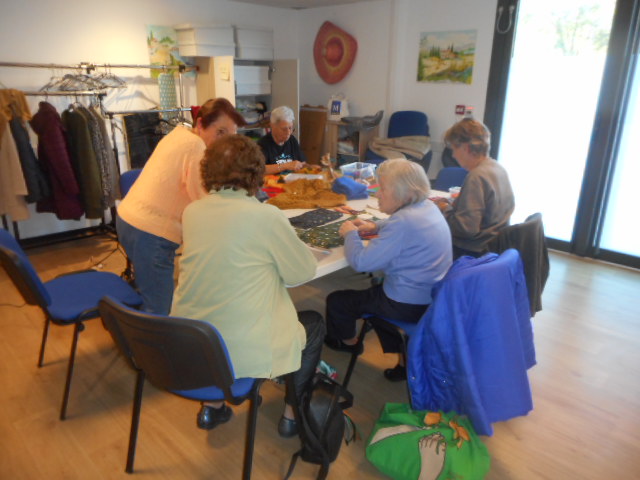 Adhérents des Chênes Verts Maurin en pleine activité couture