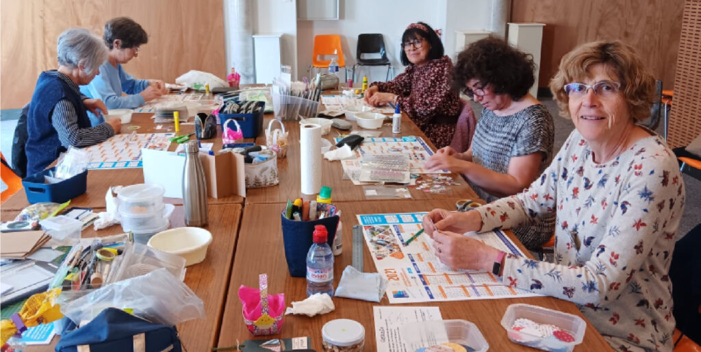 Participants à l’atelier de scrapbooking Les Chênes Verts Grand Orb, Hérépian