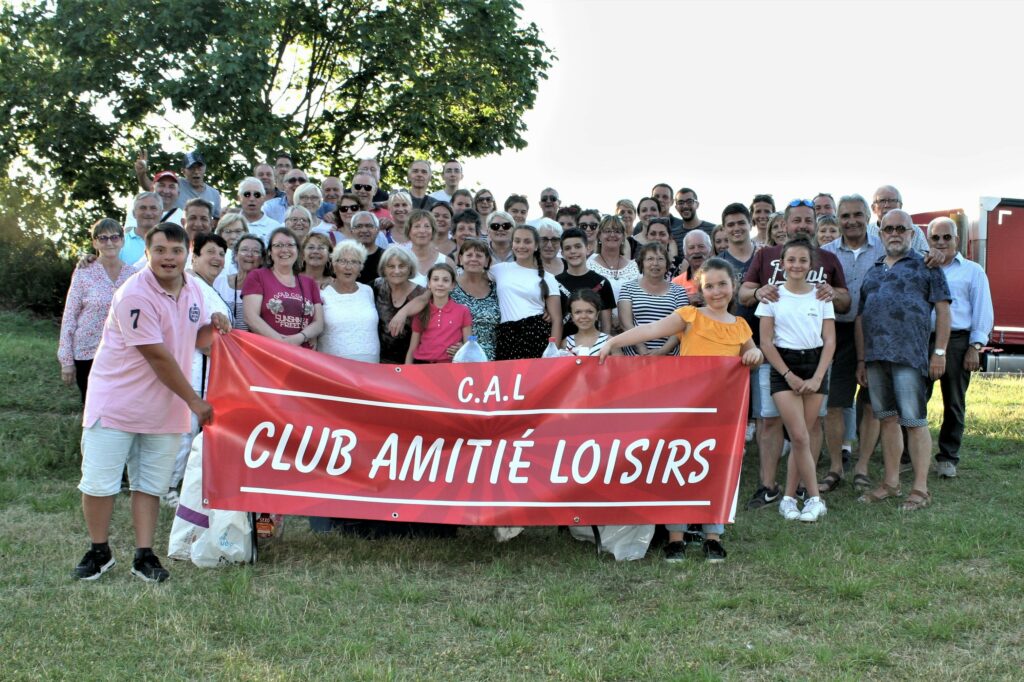 Une partie des adhérents jeunes et seniors du Club Amitié Loisirs de Saint Jean Bonnefonds dans la Loire.