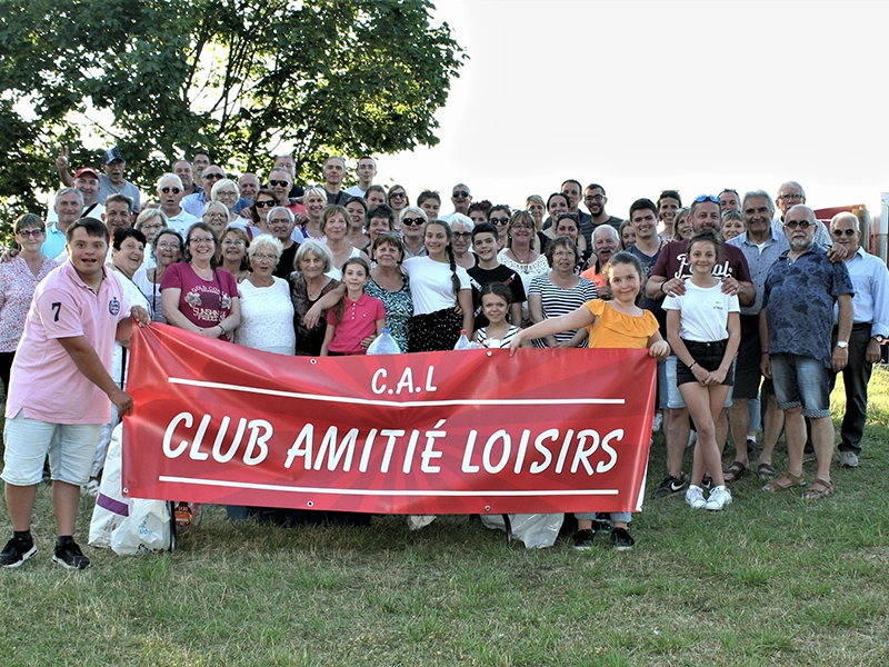 Une partie des adhérents jeunes et seniors du Club Amitié Loisirs de Saint Jean Bonnefonds dans la Loire.
