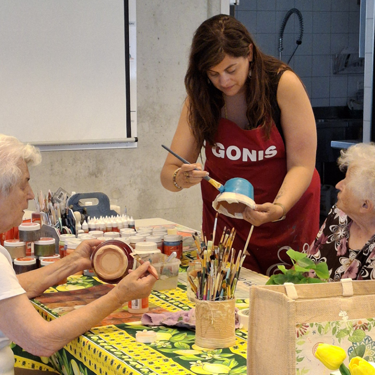 L'atelier créatif des "Après-midi bien-être seniors" à Izeaux organisé par le club Izeaux La Belle Vie en Isère