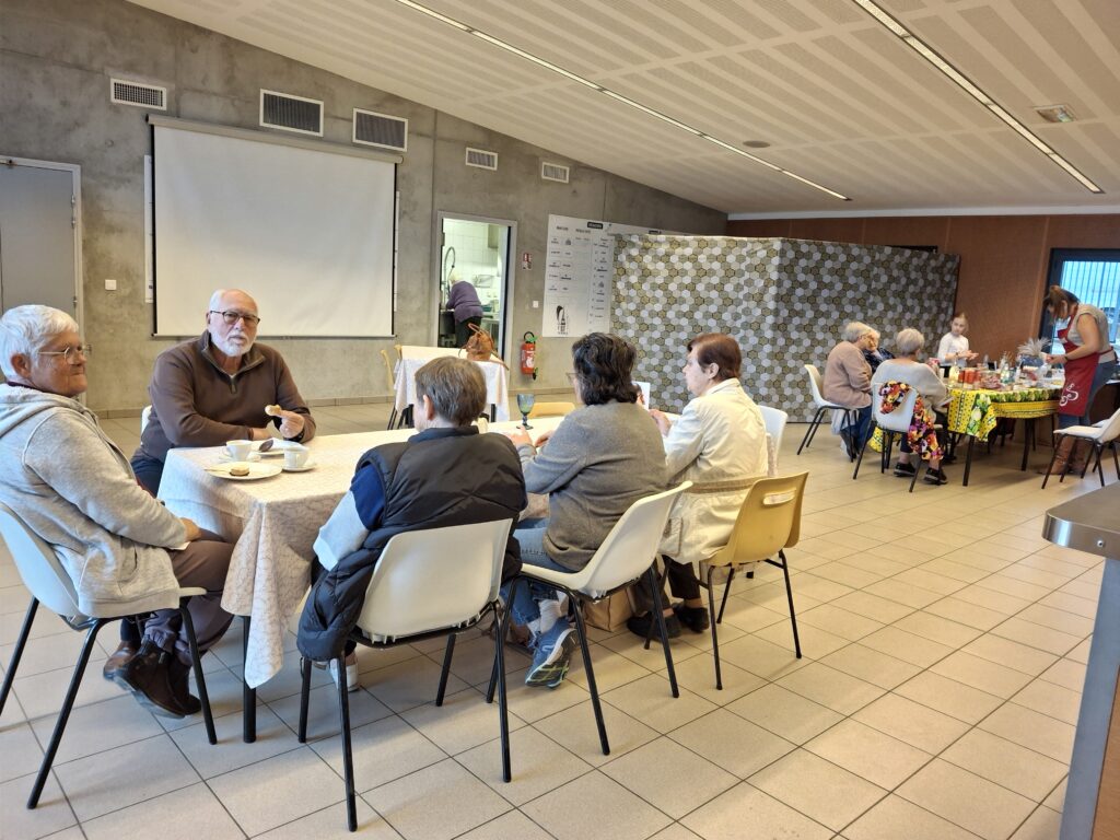 Moment de convivialité au salon des thé des "Après-midi bien-être seniors" à Izeaux organisé par le club Izeaux La Belle Vie en Isère