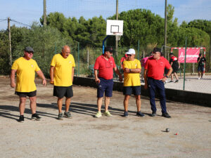 Participants en pleine action lors de la pétanque 2026 de Générations Mouvement à Argelès-sur-Mer.