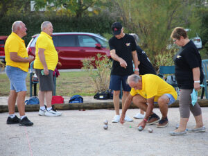 Participants en pleine action lors de la pétanque 2026 de Générations Mouvement à Argelès-sur-Mer.
