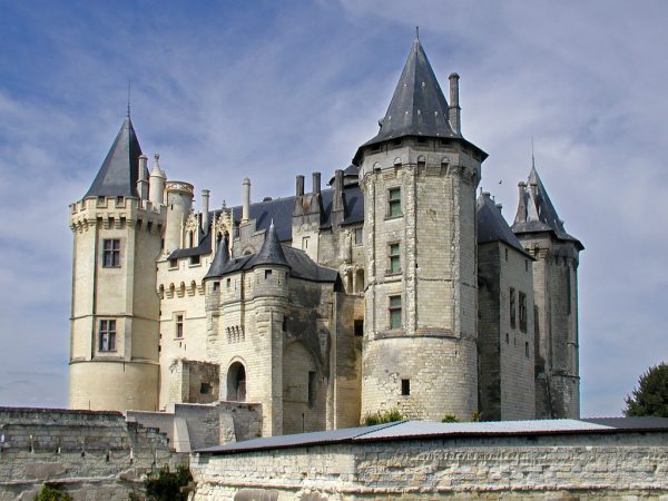 Saumur Aile sud du chteau de Saumur (Maine-et-Loire) Faade principale, tours et chtelet d'entre. Rsidence des Ducs dÕAnjou aux XIVe et XVe sicles, le chteau de Saumur est le dernier palais princier rig par la dynastie des Valois. South wing of the castle of Saumur (Maine-et-Loire) Main facade, towers and gatehouse. Residence of the Dukes of Anjou in the fourteenth and fifteenth centuries, the castle of Saumur is the last royal palace built by the Valois dynasty.